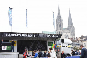 Le camion podium de Paris-Tours devant la cathédrale de Chartres (475x)