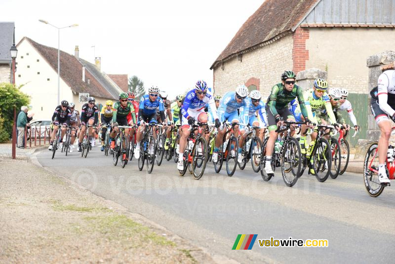 Het peloton in de achtervolging van de 31 renners