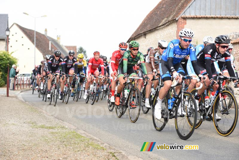 Het peloton in de achtervolging van de 31 renners (2)