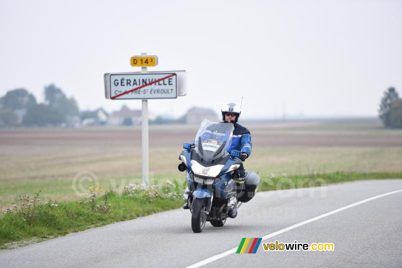 De Gendarmerie zorgt voor de veiligheid van de wedstrijd