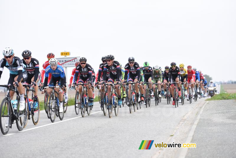 Het peloton in Grainville (3)