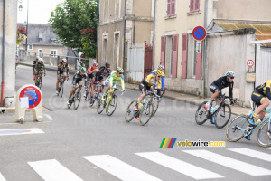 Le groupe de tête à Cloyes-sur-le-Loir (284x)