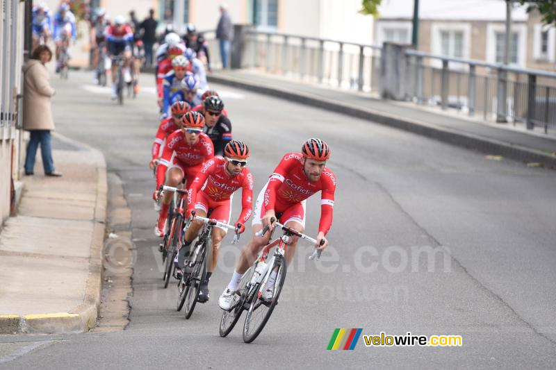 Adrien Petit & Nacer Bouhanni (Cofidis) leading the peloton