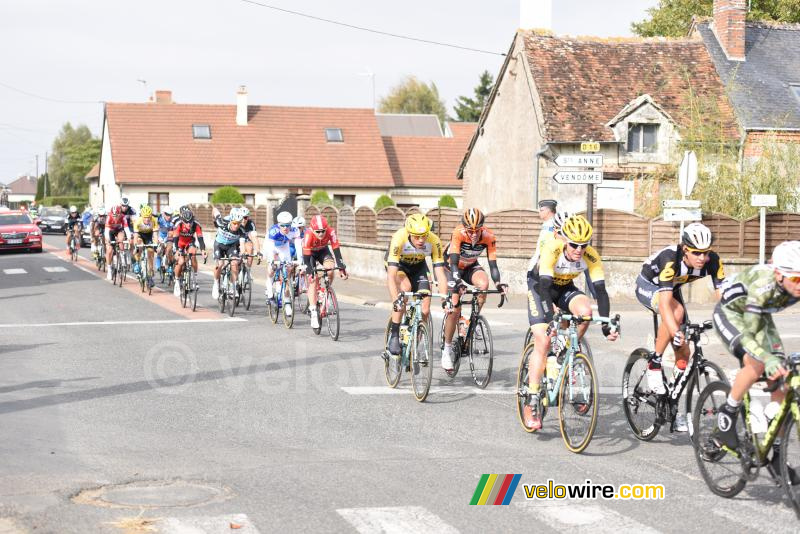 Le groupe de tête à Crucheray (2)