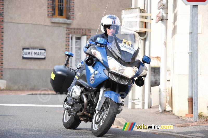 The Gendarmerie secures the race (2)