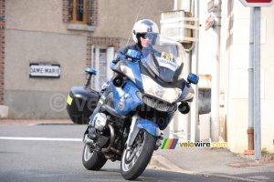 The Gendarmerie secures the race (2) (523x)