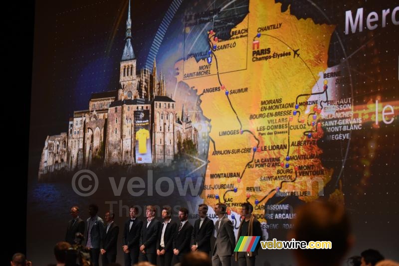 Les coureurs devant la carte du Tour de France 2016