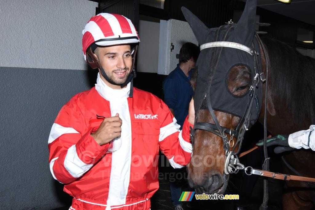 Nacer Bouhanni met zijn paard