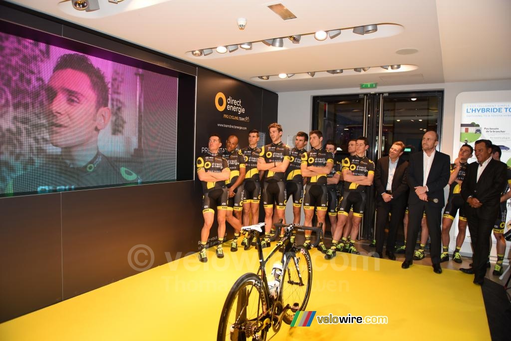 His team mates are laughing at Perrig Quemeneur (Direct Energie)'s video