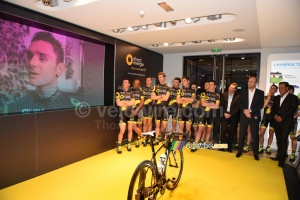 His team mates are laughing at Perrig Quemeneur (Direct Energie)'s video (590x)