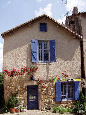 Jolie maison et fleurs à Cordes-sur-Ciel (220x)