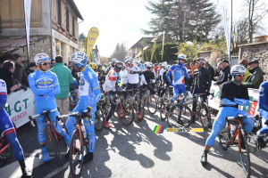 Le peloton se prépare pour le départ de la première étape (509x)