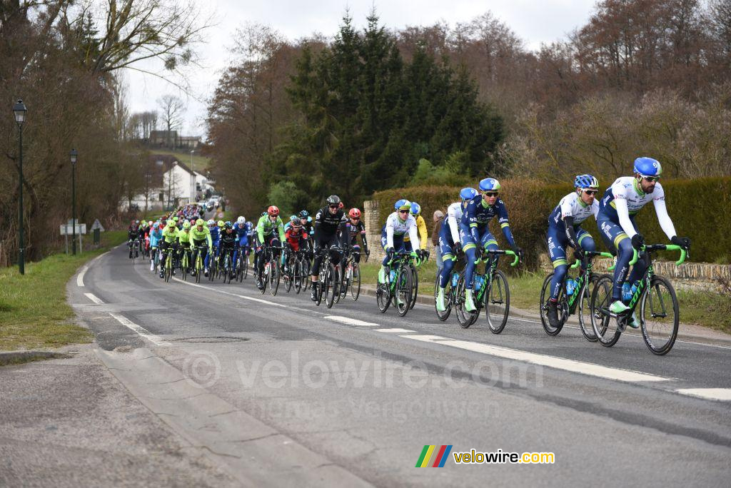 Le peloton emmené par l'équipe Orica-GreenEDGE