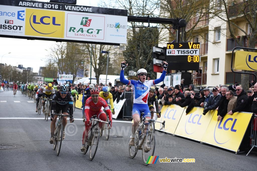 Arnaud Démare remporte l'étape devant Ben Swift & Nacer Bouhanni