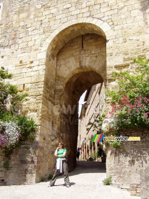 Isabelle devant la porte de Cordes-sur-Ciel (238x)