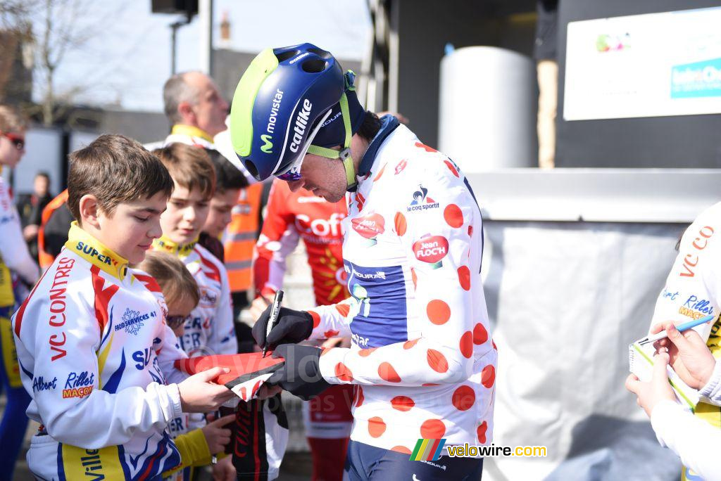 Jon Izaguirre (Movistar) signe des autographes