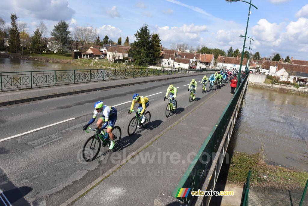 The yellow jersey, Michael Matthews, in Selles-sur-Cher