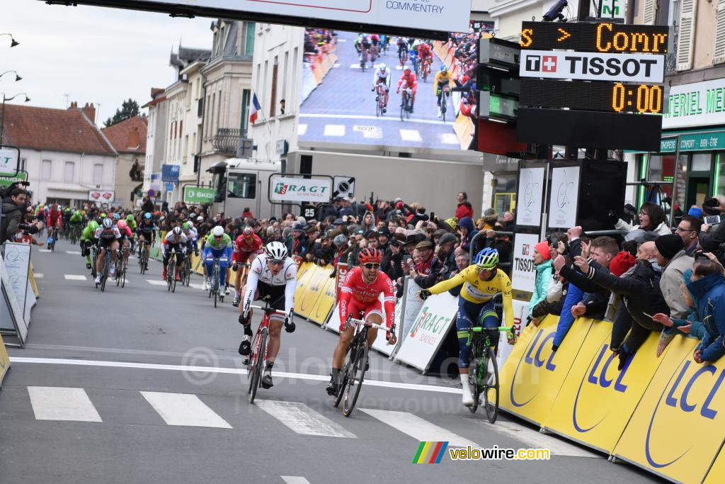 Nacer Bouhanni lijkt de etappe te winnen maar Michael Matthews protesteert