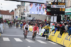 Nacer Bouhanni semble remporter l'étape mais Michael Matthews conteste (848x)