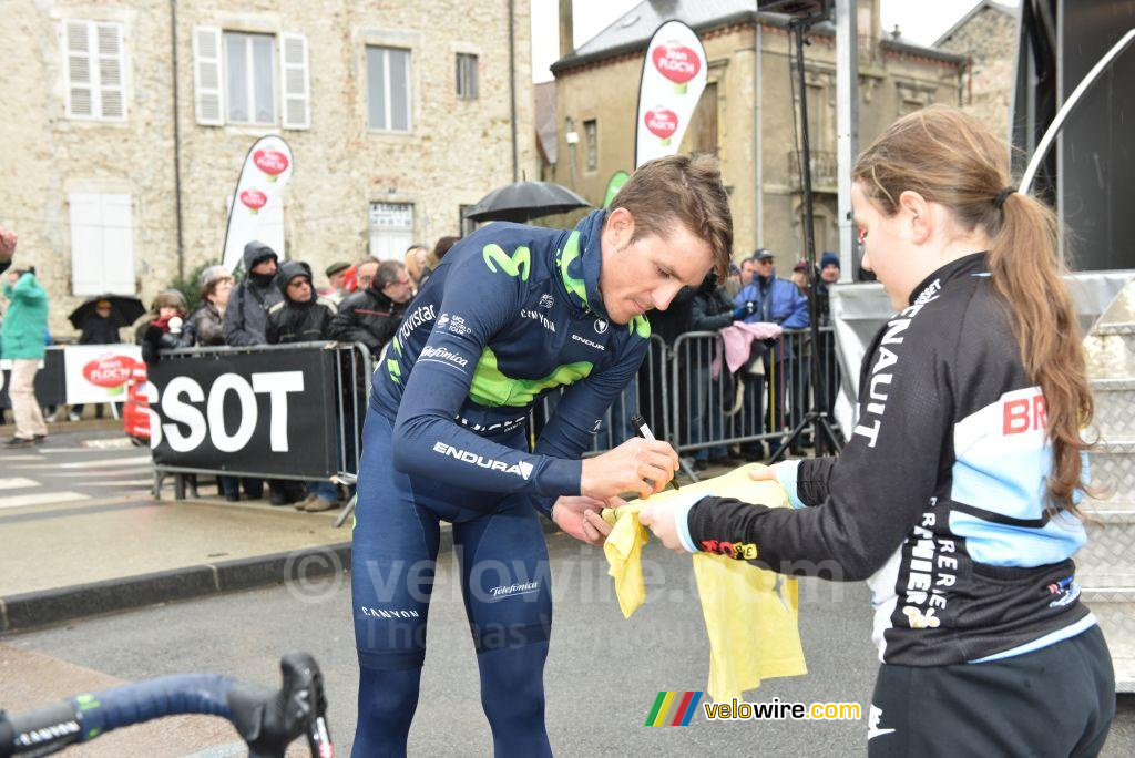 Ruben Fernandez (Movistar) deelt een handtekening uit