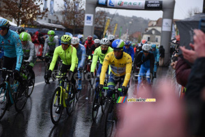 Le maillot jaune Michael Matthews au départ (430x)