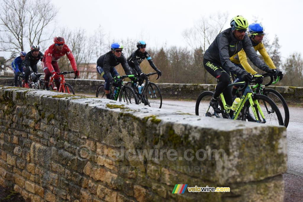 Michael Matthews in yellow in the peloton in Châteauneuf