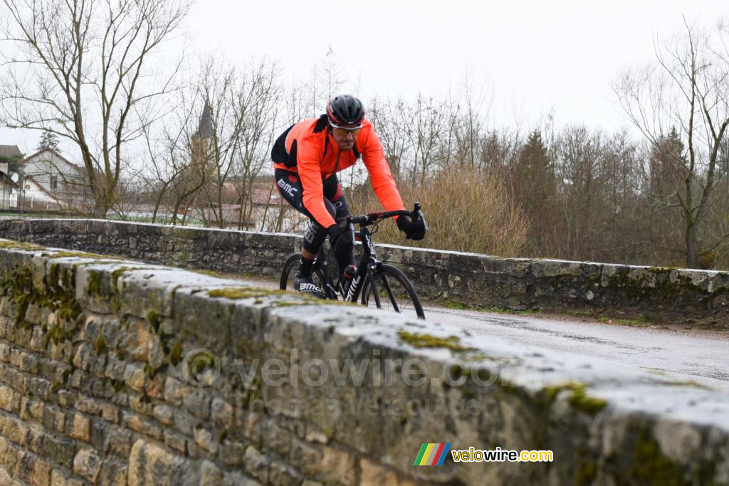 Marcus Burghardt (BMC) rijdt Chteauneuf binnen