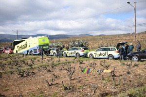 Le départ entre les vignes : Tinkoff (567x)