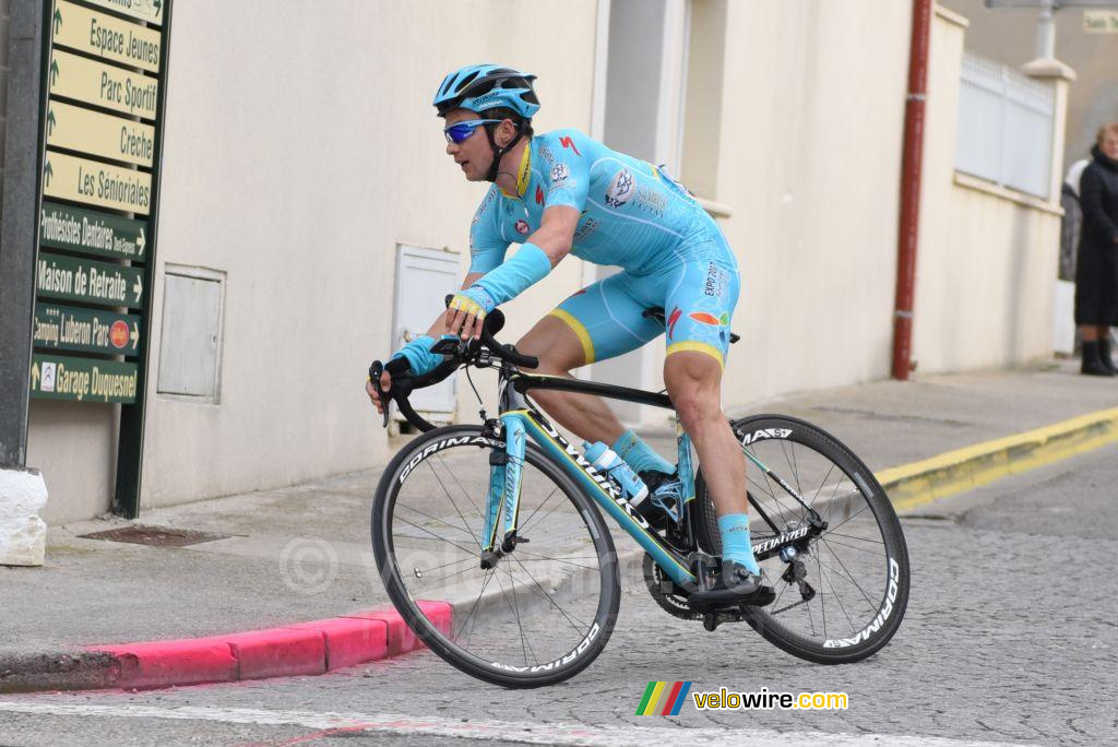 Alexey Lutsenko en chasse derrière Antoine Duchesne