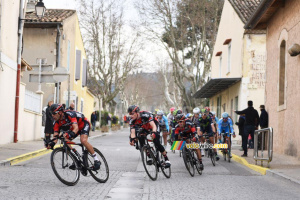 Le peloton sous le contrôle de BMC à Charleval (762x)