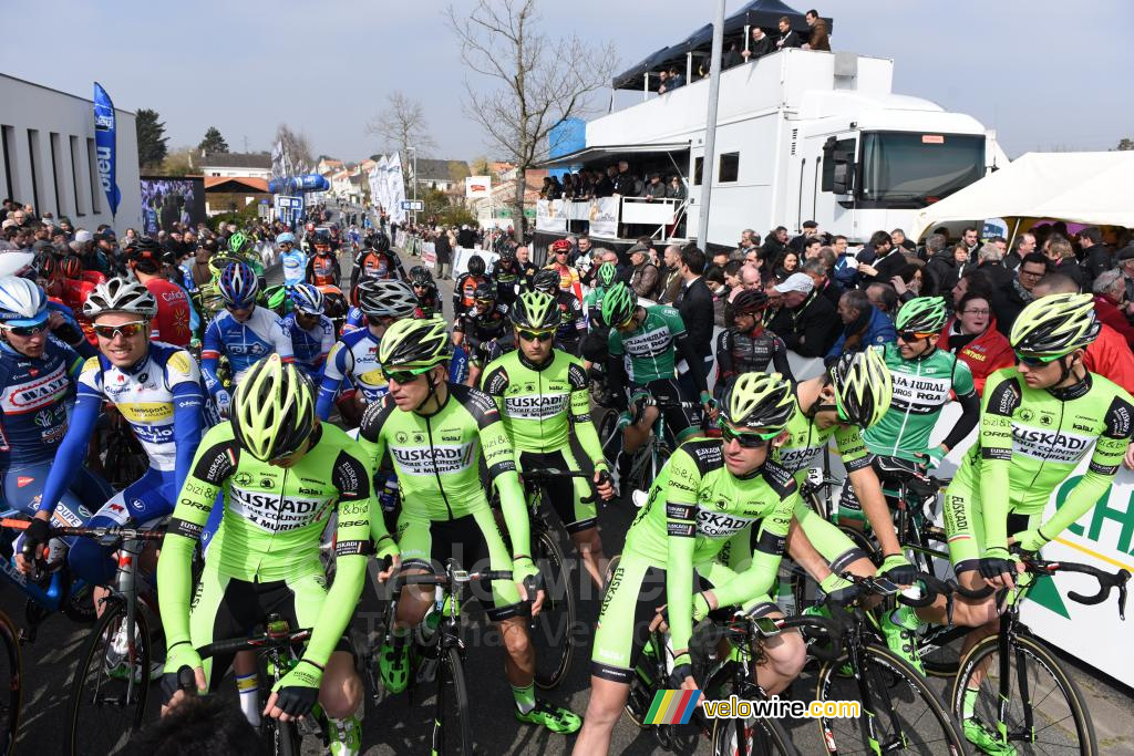 Les coureurs avant le départ