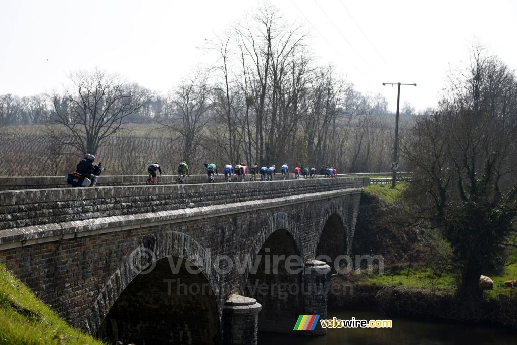 De kopgroep met 17 renners op de brug over de Sèvre