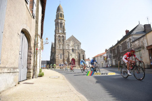 The peloton in Saint-Fiacre (2) (444x)