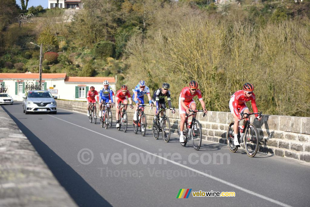 The breakaway with many Cofidis riders