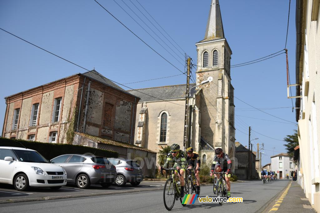 Quelques coureurs essaient de s'en aller à Toutlemonde