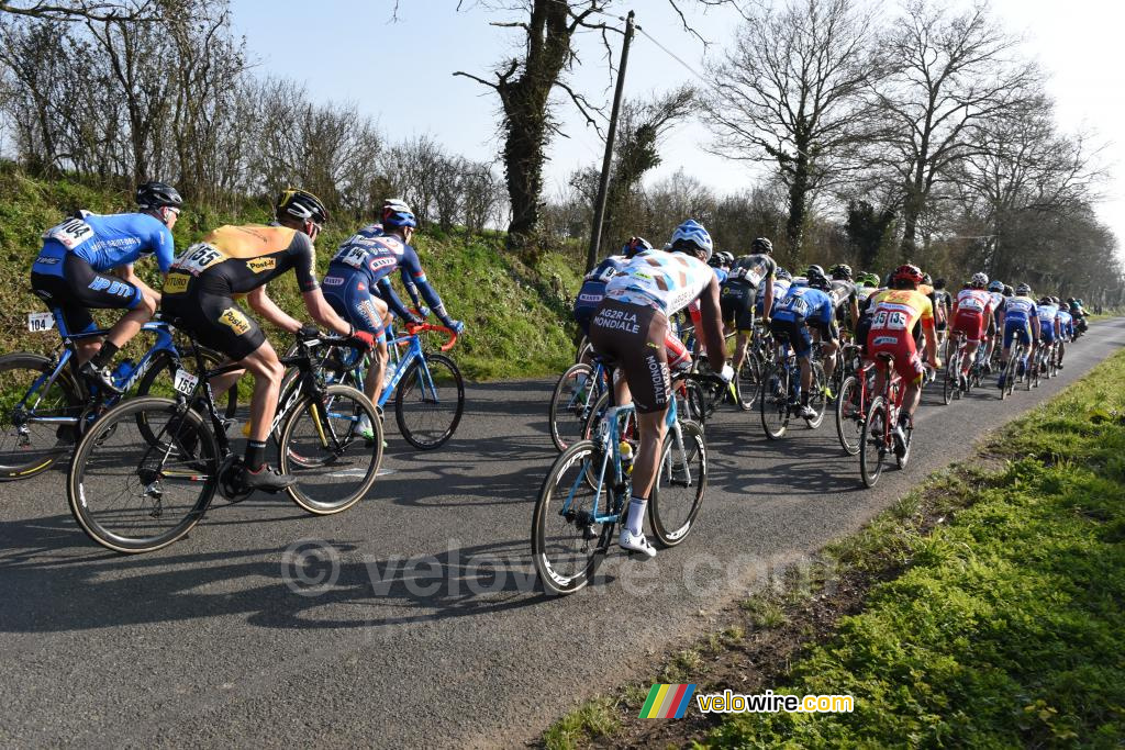 Het eerste peloton weer samen in de klim van de Cte de Roussay (2)