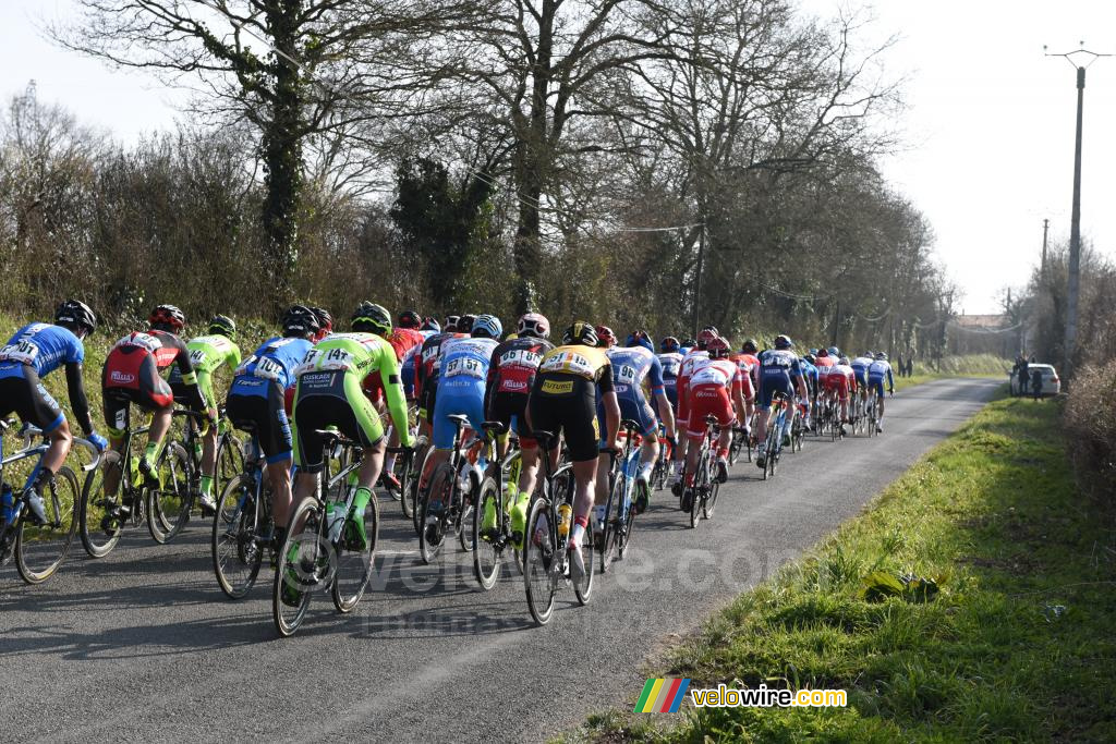 Het tweede peloton op de Côte de Roussay (2)