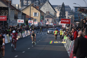 A 150 mètres de l'arrivée on voit les coureurs de la chute par terre (8426x)