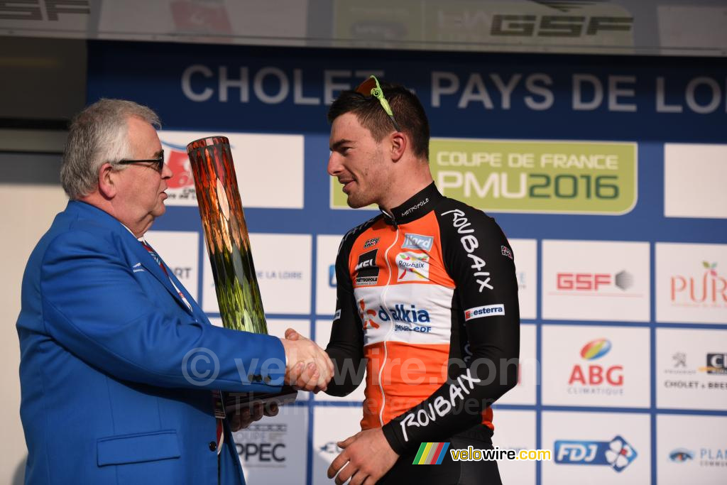 François Faglain remet le trophée à Rudy Barbier