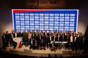 La photo de famille des équipes FDJ (736x)