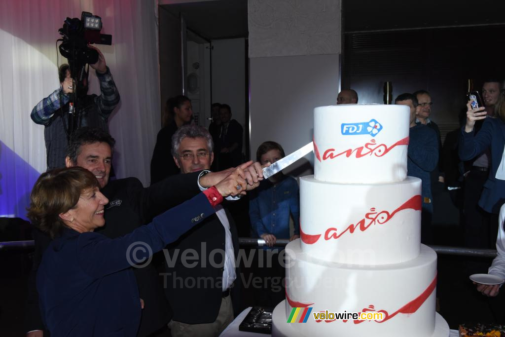 Les frères Madiot et Stéphane Pallez (PDG de la FDJ) coupent le gâteau d'anniversaire