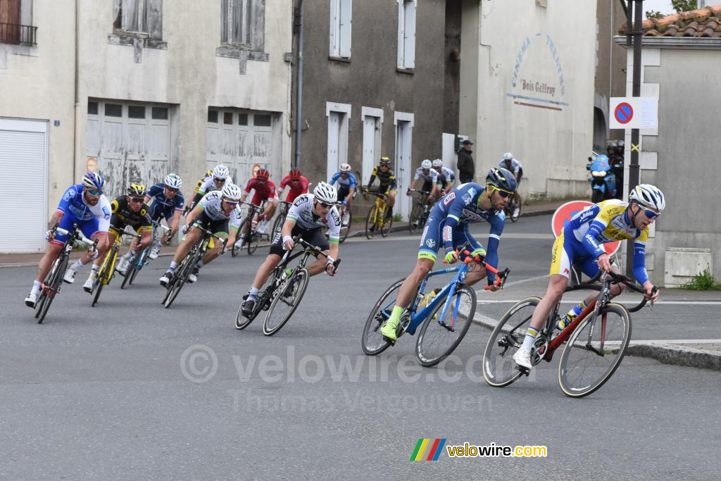 Le grand groupe d'échappés en fin de course