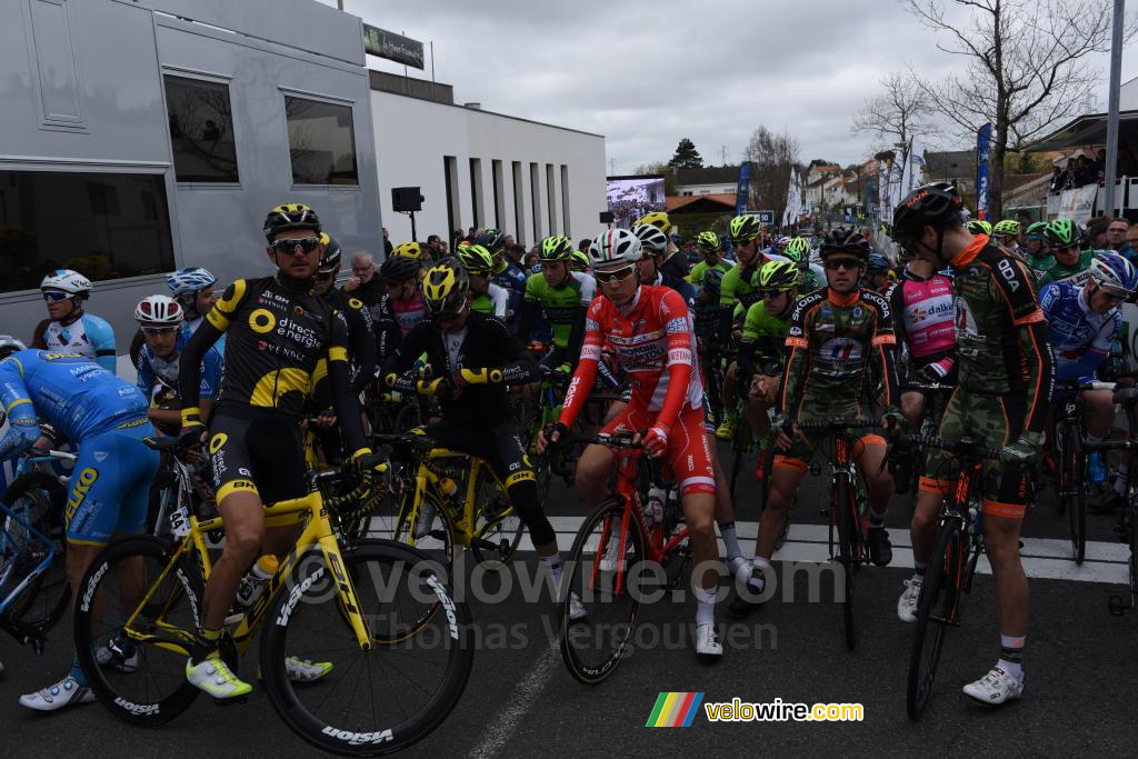 Het peloton aan de start