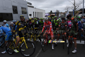 Le peloton au départ (616x)