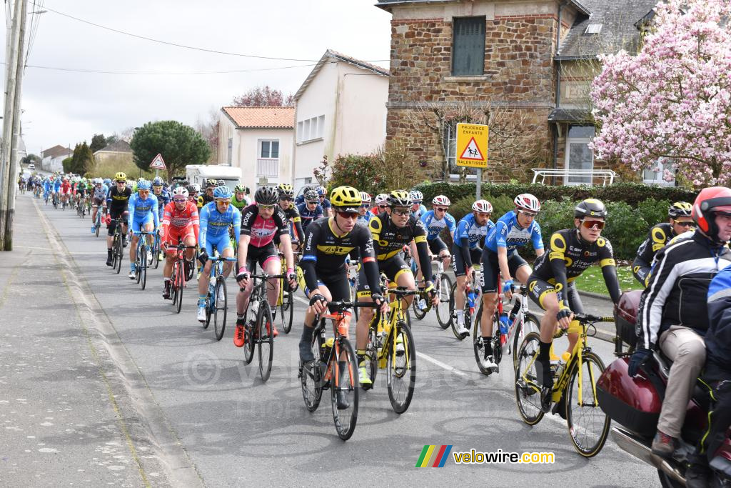 Het peloton op weg voor de Classic Loire Atlantique 2017