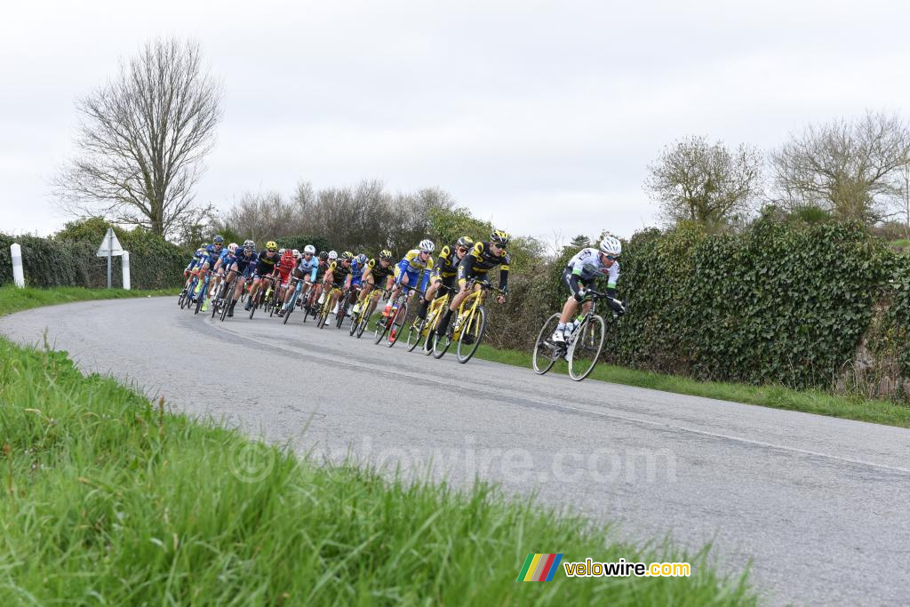 The peloton chasing the breakaway