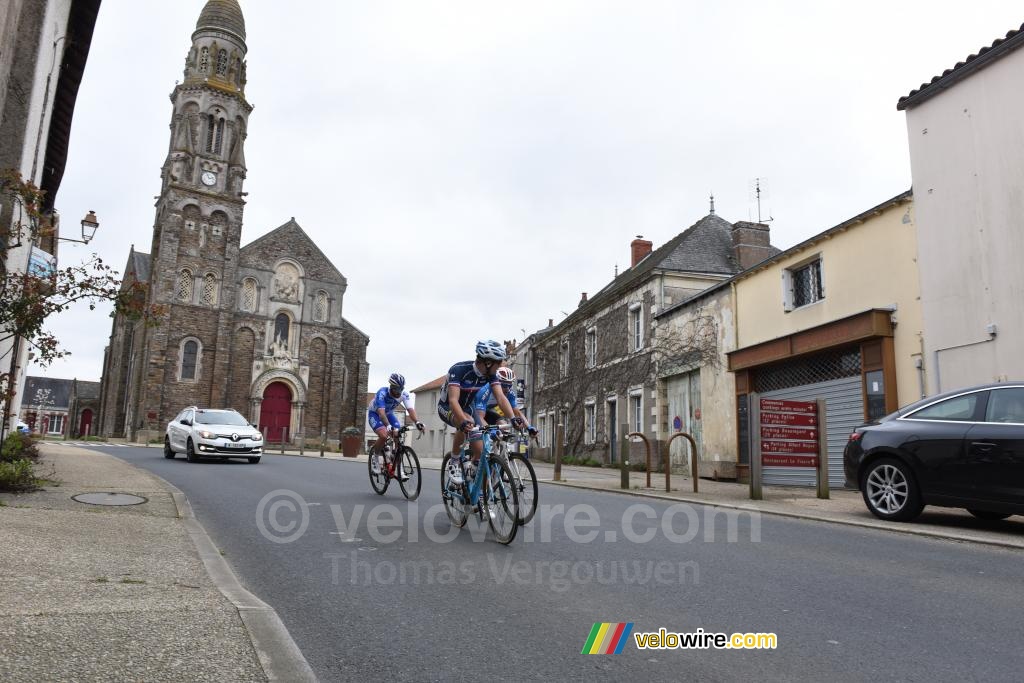 The breakaway in front of the church in Saint-Fiacre-sur-Maine