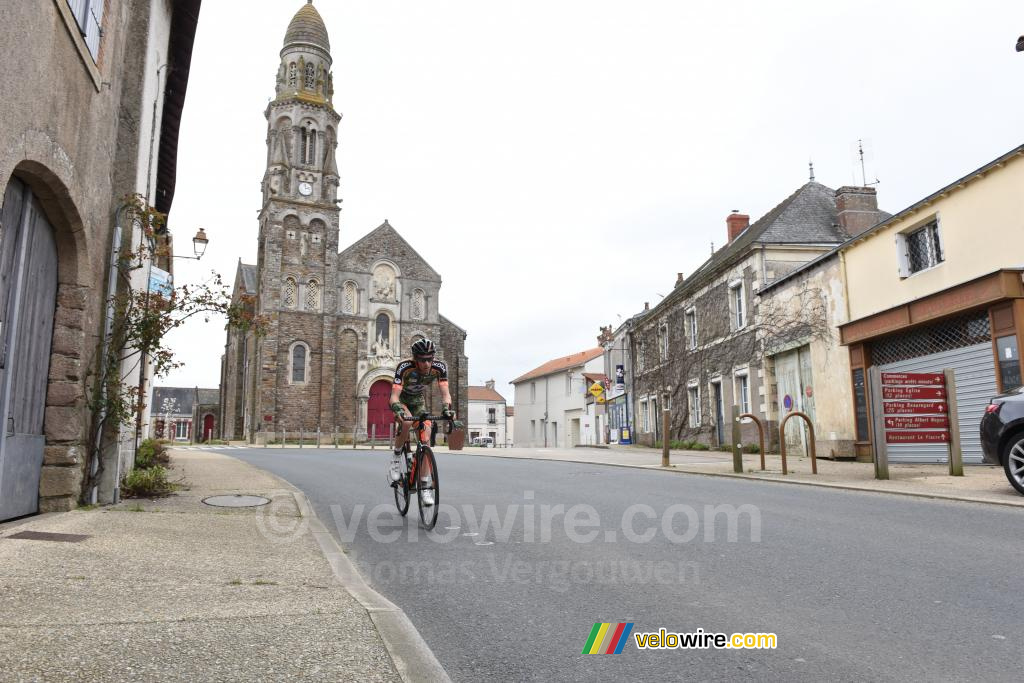 Yann Guyot (Armée de Terre) devant l'église de Saint-Fiacre