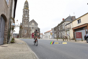 Yann Guyot (Armée de Terre) in front of the church in Saint-Fiacre (343x)