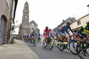 Le peloton devant l'église de Saint Fiacre-sur-Maine (2) (713x)